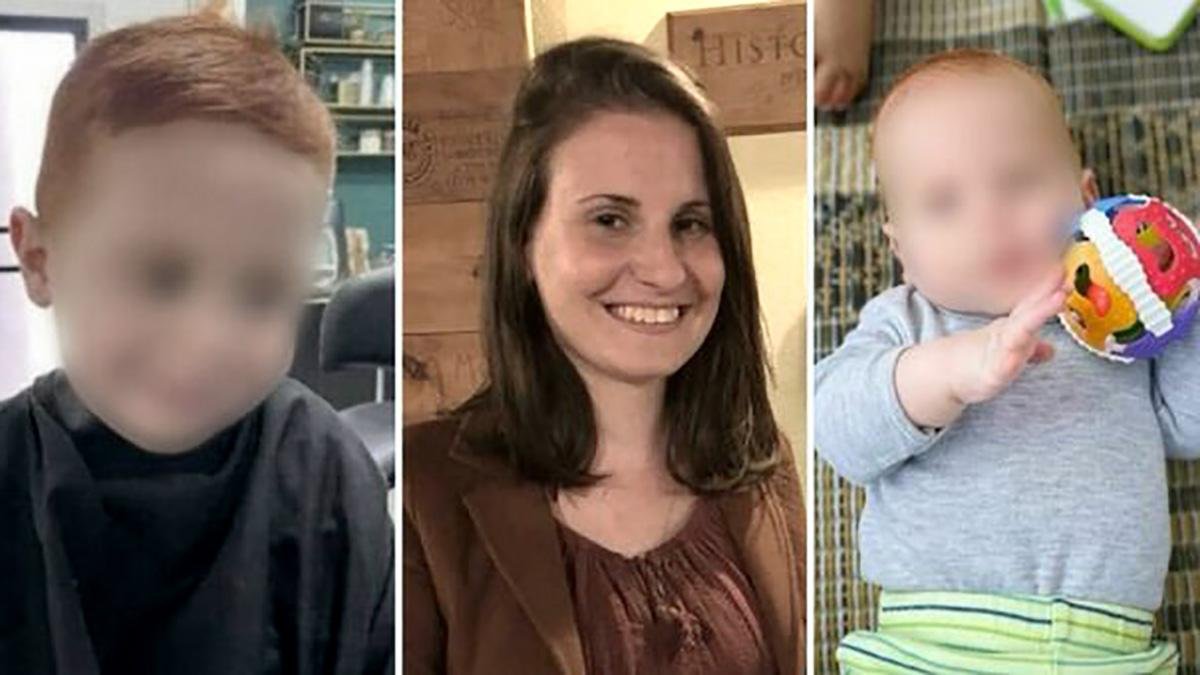 Sherry Silverman Bibas en el medio Ariel Bibas de cuatro aos y Kfir Bibas de 10 meses