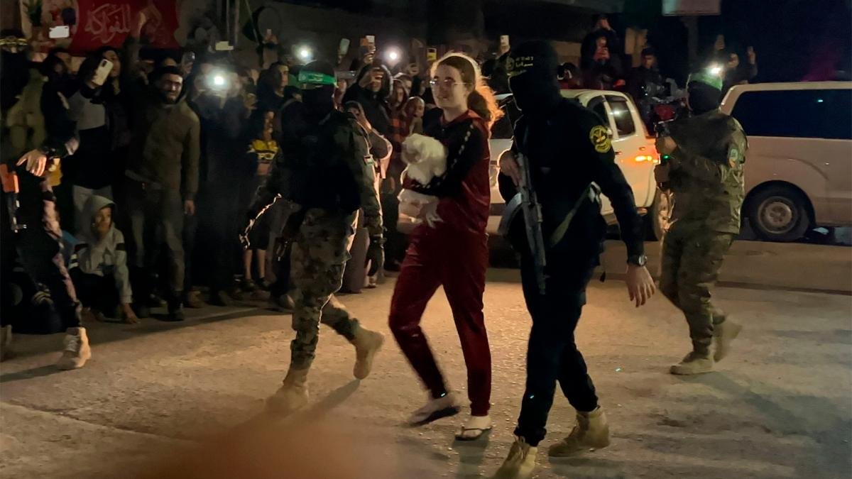 Mia Leimberg 17 rumbo al encuentro de sus familiares Foto AFP