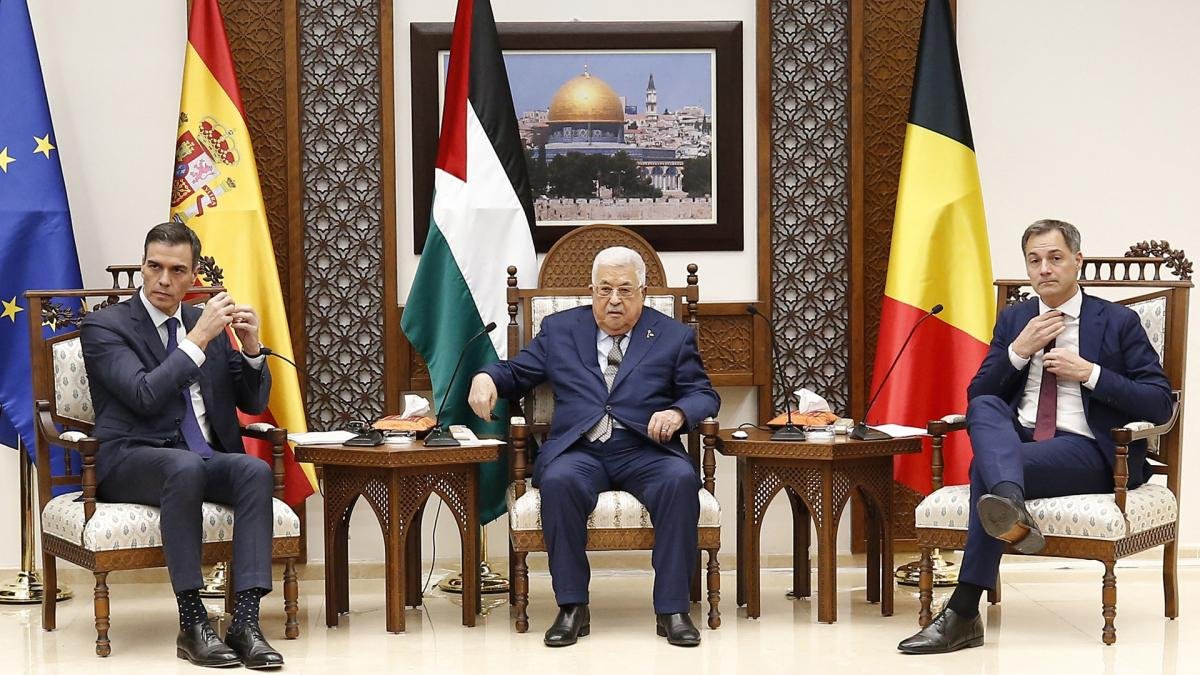 Pedro Snchez junto al presidente palestino y al primer ministro belga Foto AFP