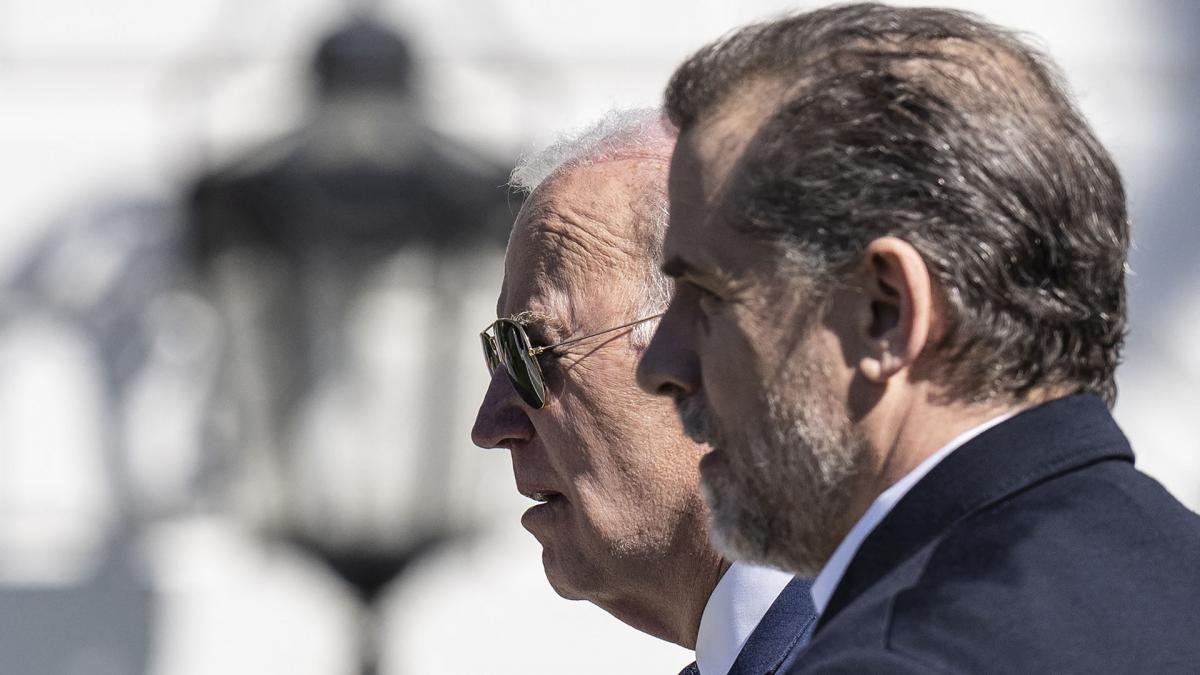 Biden fue acusado por los republicanos por haber utilizado su influencia para beneficiar a su hijo Hunter Foto AFP