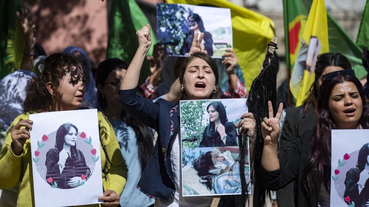 El premio Sajarov tambin fue entregado al movimiento feminista iran creado al calor de las protestas por la muerte de Amini Mujer Vida Libertad Foto AFP