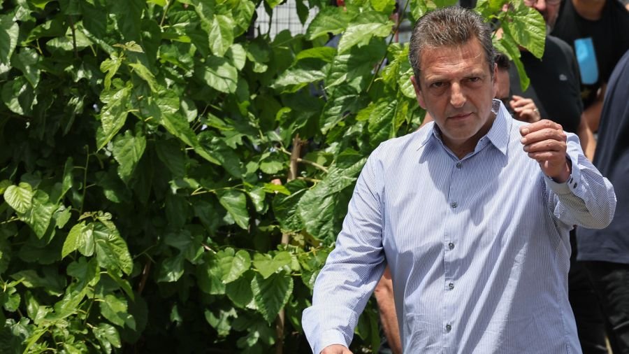 Elecciones Presidenciales balotaje 19112023. El ministro de Economía argentino y candidato presidencial del partido Unión por la Patria, Sergio Massa, saluda después de emitir su voto en Tigre, Buenos Aires