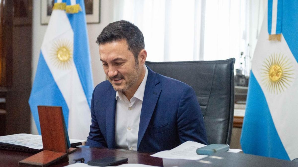 El ministro de Defensa Luis Petri salud al personal de una base antrtica y se reunin con el jefe de la Fuerza Area Foto Prensa Ministerio de Defensa