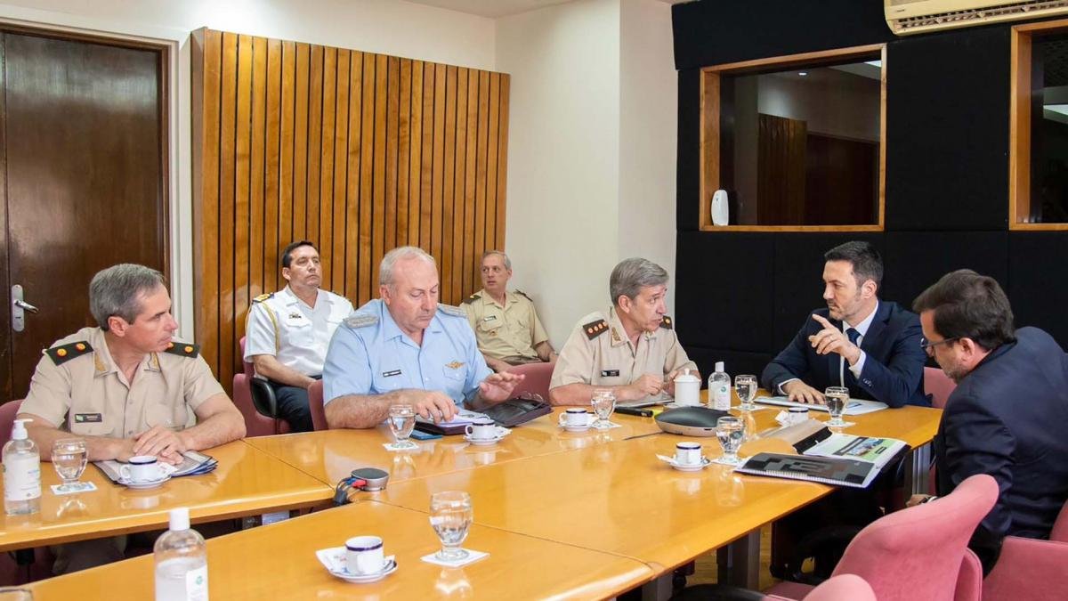 Luis Petri se reuni con el jefe del Estado Mayor Conjunto teniente general Juan Martn Paleo Foto X