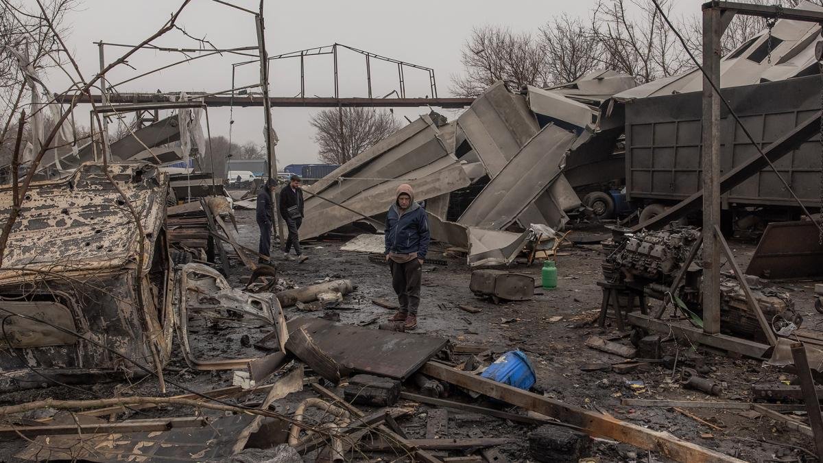 Un hombre mira alrededor de un hangar destruido tras un ataque ruso en Odesa Foto AFP
