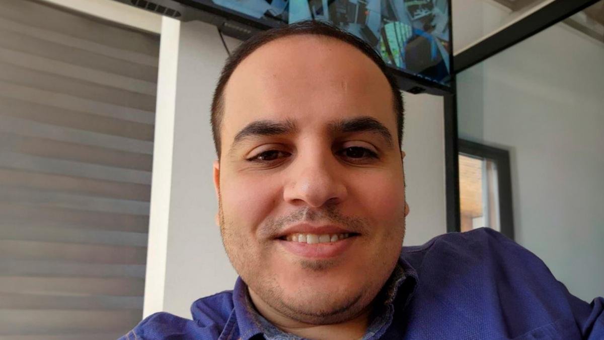 Kahlout fue obligado a permanecer arrodillado la mayor parte de los das en los que estuvo detenido