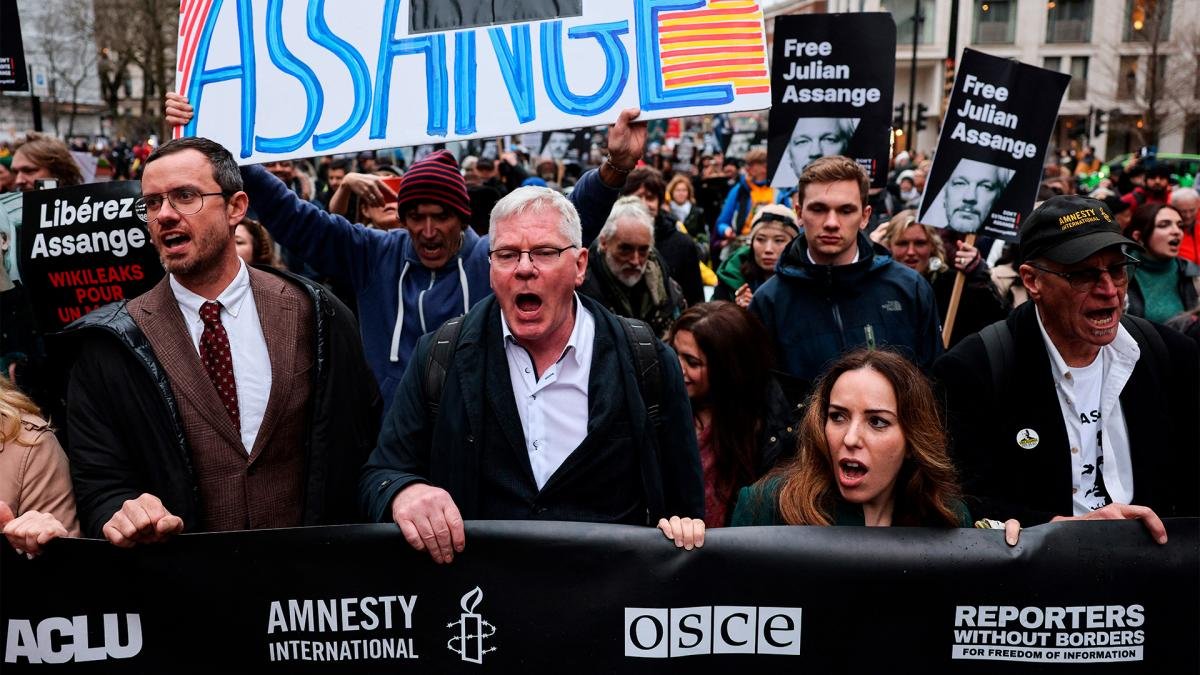 La marcha liderada por la esposa y el hermano de Assange Foto AFP