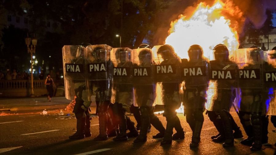 Postales del largo viernes en Congreso: se aprobó en general la ley ómnibus y hubo serios incidentes.