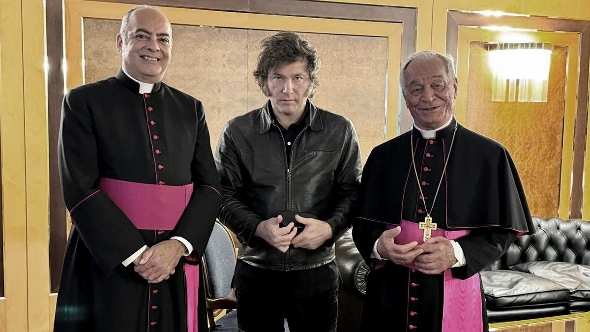 Milei junto a los monseores Guillermo Karcher y Francesco Canalini Foto Prensa