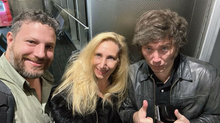 Santiago Oría, Karina y Javier Milei, en el vuelo a Estados Unidos.