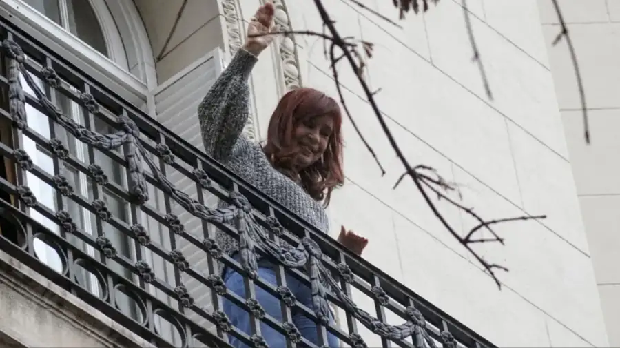 Cristina Kirchner salió al balcón el sábado 14 de junio para saludar a sus seguidores