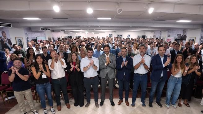 La tradicional foto de familia de los protagonistas de la cumbre radical en Santa Fe.