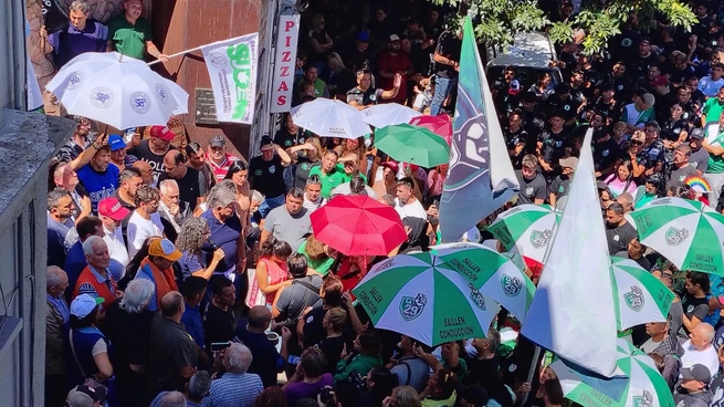 En Córdoba hubo una importante concentración de gremios estatales y de docentes. 