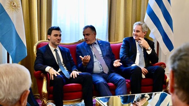 El gobernador Ignacio Torres junto al presidente de Uruguay, Yamandú Orsi; y el canciller Pablo Quirno, con referentes del CICyP durante el encuentro en Buenos Aires.