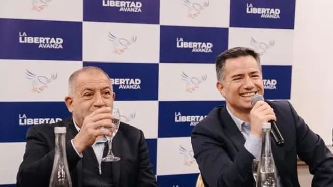 Gabriel Bornoroni y Luis Juez, de campaña en 2025. Entre los dos está el nombre del candidato a gobernador por la alianza&nbsp; entre LLA y el FC.