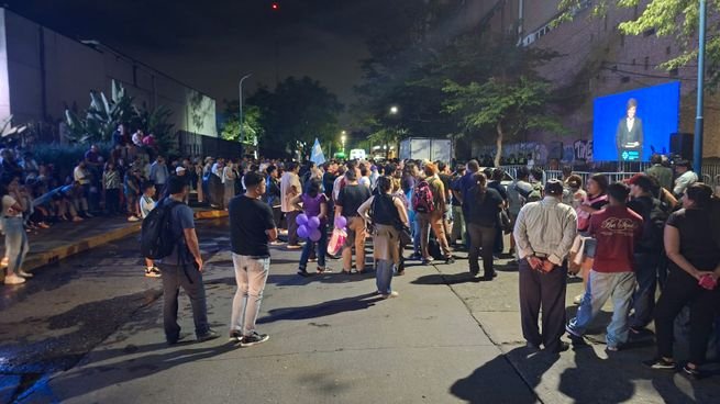 Afuera del hotel se puso una pantalla gigante en la que los seguidores de LLA pudieron ver la exposición del presidente Javier Milei.