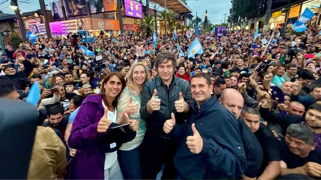 Javier Milei y Karina, junto a los diputados tucumanos electos, Soledad Molinuevo y Federico Pelli, en el acto previo a las elecciones de octubre que se hizo en Yerba Buena.&nbsp; &nbsp;&nbsp;