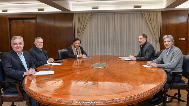 Osvaldo Jaldo, Gustavo Sáenz y Raúl Jalil se reunieron con Luis Caputo y Diego Santilli en el Ministerio de Economía.
