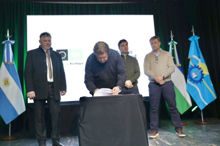 Alberto Weretilneck suscribe el acuerdo con Chubut.