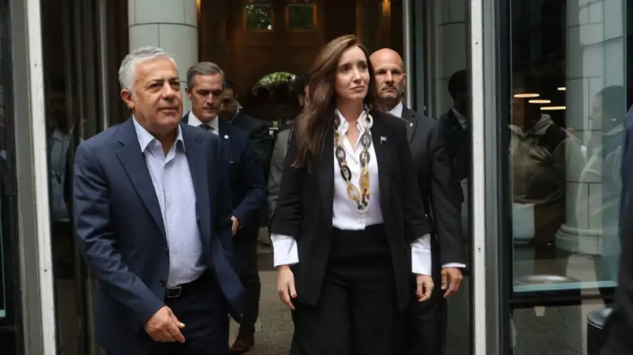 La vicepresidente Victoria Villarruel junto al gobernador de Mendoza, Alfredo Cornejo