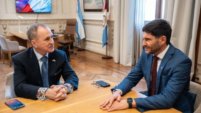 El embajador de Estados Unidos en Argentina, Peter Lamelas, junto al gobernador de Santa Fe, Maximiliano Pullaro. 