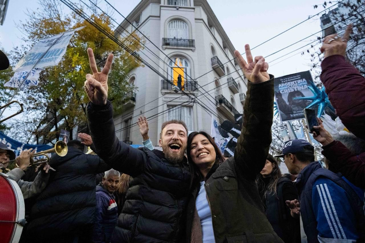 Federico Otermín y Daniela Vilar, en San José 1111.