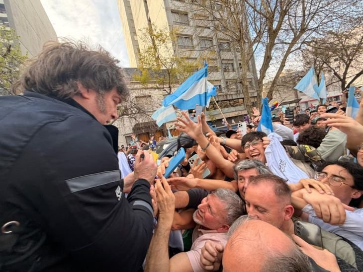 Javier Milei saludó a los activistas libertarios que lo esperaron a la salida de la reunión con dirigentes. Javier Milei saludó a los activistas libertarios que lo esperaron a la salida de la reunión con dirigentes.