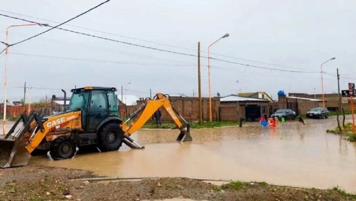 La provincia decretará la emergencia meteorológica por seis meses ante el impacto previsto de El Niño. Figueroa advirtió sobre las limitaciones de la infraestructura y destacó las obras pluviales y aluvionales en marcha. La provincia decretará la emergencia meteorológica por seis meses ante el impacto previsto de El Niño. Figueroa advirtió sobre las limitaciones de la infraestructura y destacó las obras pluviales y aluvionales en marcha.