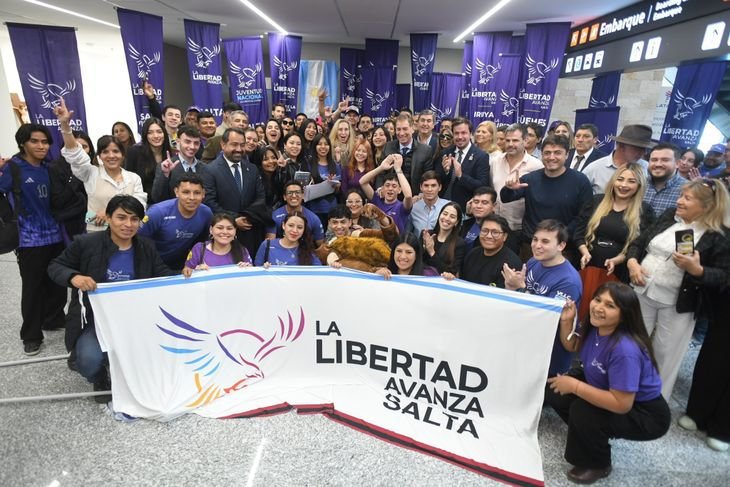 Karina Milei fue a Salta y fue recibida en el aeropuerto por militantes y dirigentes de LLA, ante la llamativa ausencia de la conducción formal del partido. Karina Milei fue a Salta y fue recibida en el aeropuerto por militantes y dirigentes de LLA, ante la llamativa ausencia de la conducción formal del partido.