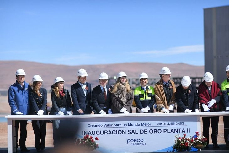 Karina Miley y Diego Santilli en el Salar del Hombre Muerto, a 4.000 metros del altura, junto a los gobernadores Gustavo Sáenz (Salta) y Raúl Jalil (Catamarca).