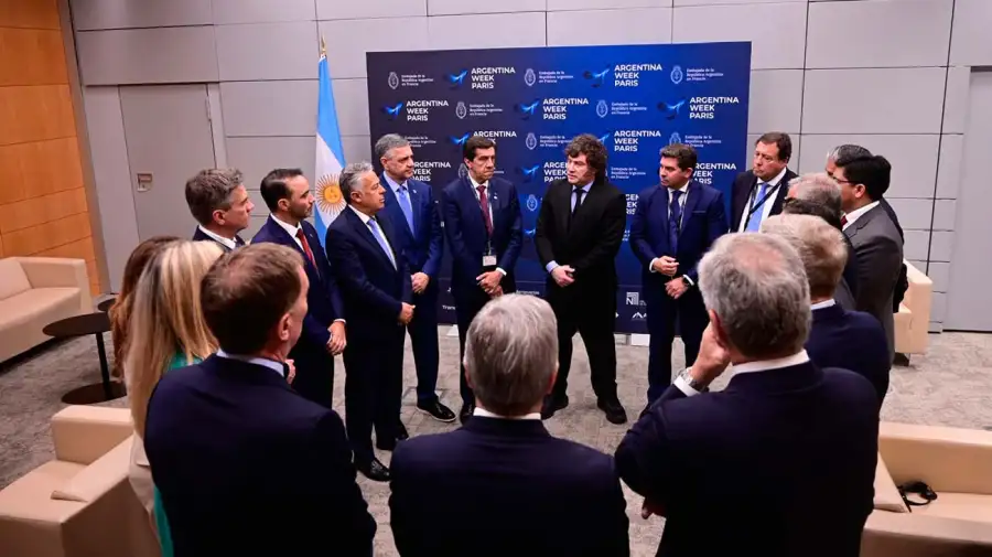 Milei reunió a los 13 gobernadores argentinos que lo acompañaron a París